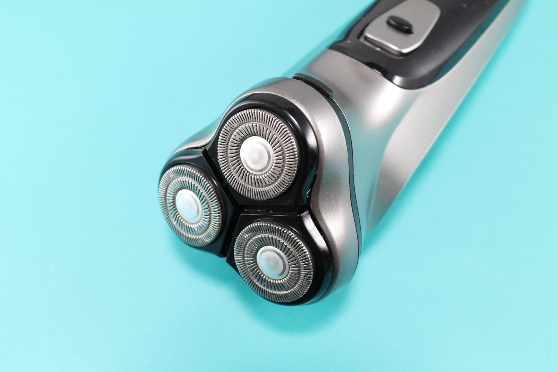 電気シェーバーでおすすめのメンズモデルを比較する男性の手元、肌に優しく深剃りできる選び方を解説